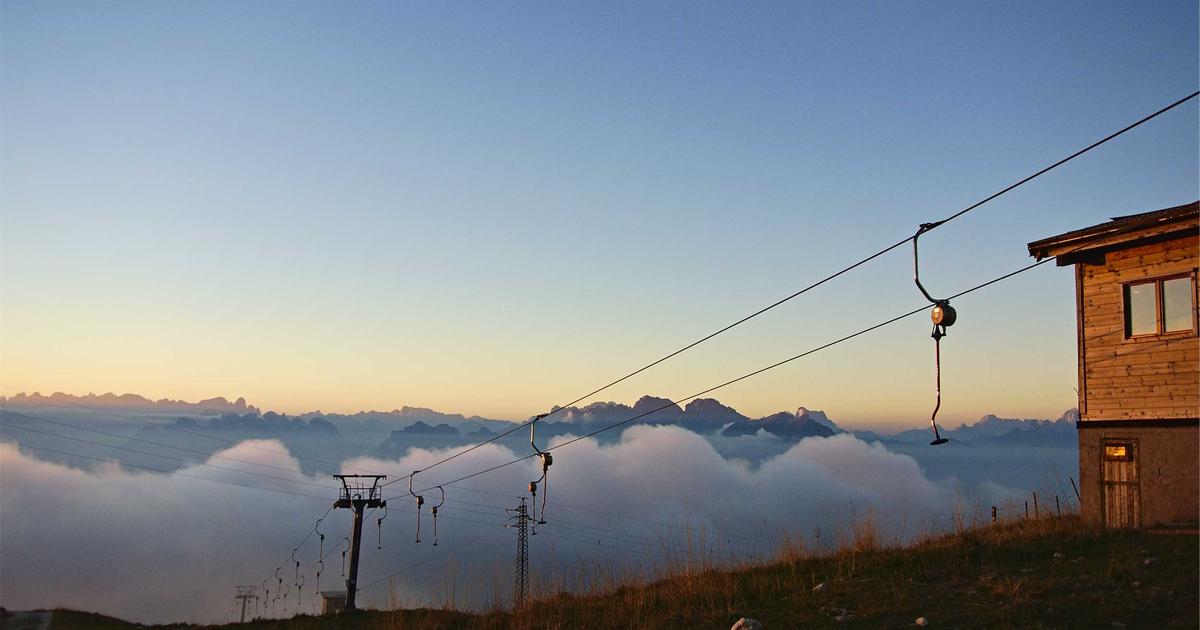 Edge Computing Architectures for Deploying Large Language Models: Optimization Strategies for Latenc