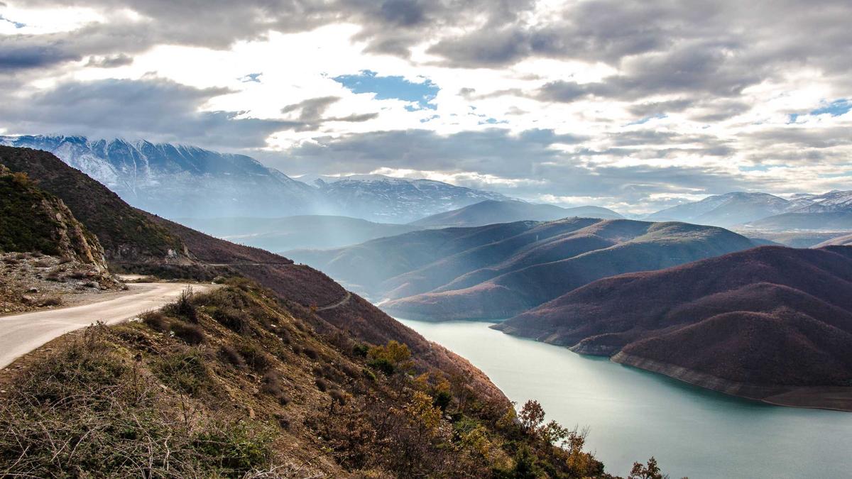 Scaling Open Models for Enterprise Applications: Infrastructure Requirements and Deployment Patterns for On-Premises AI Systems — illustration 1